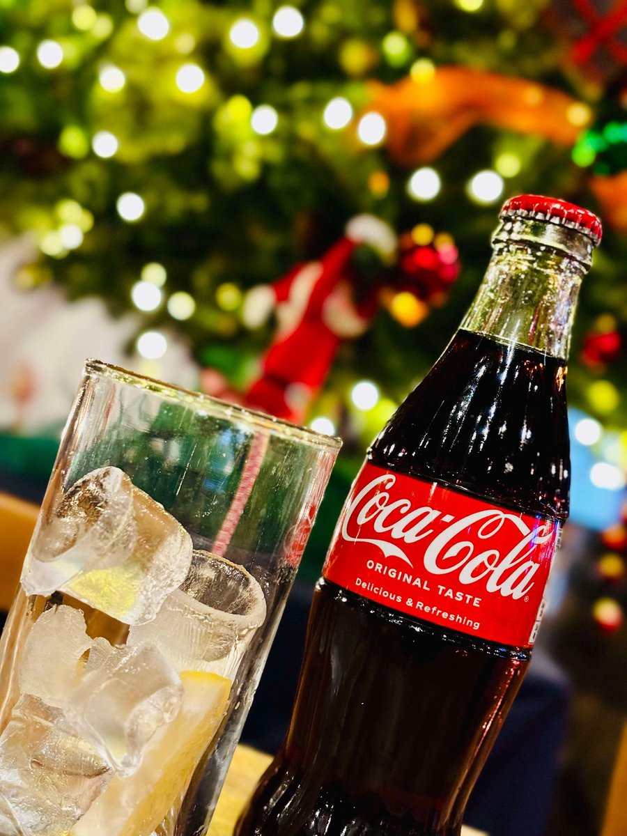 Did you know we stock the original taste Coca Cola glass bottles? 🎅🏼

Only 4 days to go… Crack one open and get into the Christmas spirit down at Canalhouse. Pub, with a boat in? AT CHRISTMAS? You don’t wanna miss out 👀