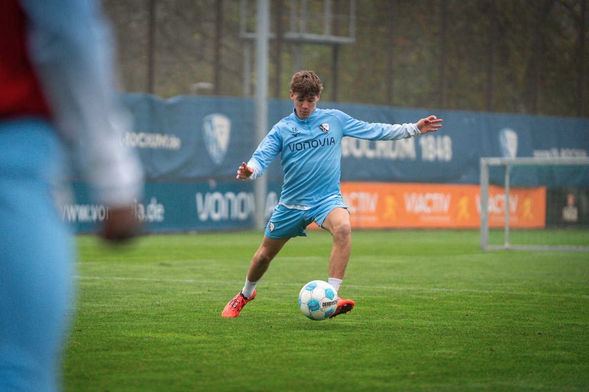 VfLBochum1848eV's tweet photo. ℹ️ Die blau-weiße Trainingsgruppe wird verkleinert. Mo #Tolba, Niklas #Jahn und Lennart #Koerdt – alle u.a. zuletzt im Oberliga-Derby gegen Wattenscheid im Einsatz – nehmen vorerst bis Jahresende auch am Trainingsbetrieb der U21 teil. https://t.co/P2eGkeklF1