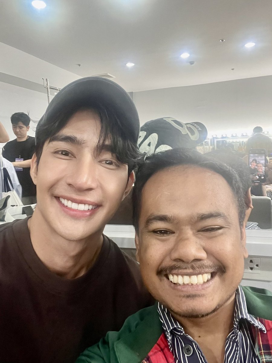 เธอรู้ไหมว่าคนที่มาแคสบทโบอิ้งตอน SS1 คือคุณเขานี่แหละ ไม่ใช่มิกซ์ คุณเขาอยากเล่นมาก ตอนนั้นตารางงานไม่ได้ แต่ตอนนี้มาแซ่บใน SS2 แล้ว ถึงจะไม่ได้กำกับ แต่คอยควบคุมความมันอยู่เบื้องหลัง #OnlyFriendsDreamOn #GMMTV2025