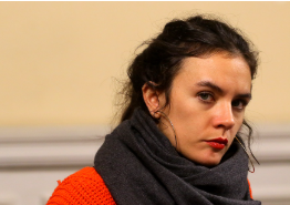 🔹La señora Camila Vallejo <a href="/camila_vallejo/">Camila Vallejo Dowling</a>  no tuvo ningún problema en declarar culpable inmediatamente al Carabinero que se defendió de un malabarista en Panguipulli.

🔹Tampoco tuvo problemas en culpabilizar al Cabo Zamora por el caso Puente Pío Nono.

Pero ahora no se demora