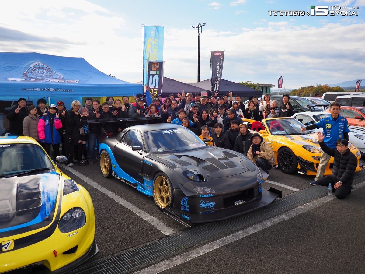 雨さんの計らいで 自分の車をセンターに ロータリーな皆さんと記念撮影