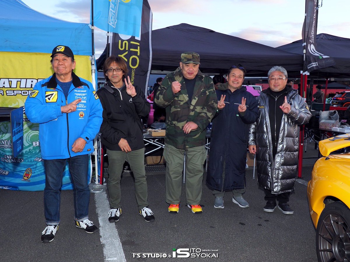 雨さんの計らいで 自分の車をセンターに ロータリーな皆さんと記念撮影