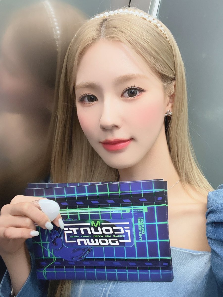 𝙱onita ❤︎ y 𝐠ordita porque si bien tengo fama de ser un gato antisocial por esta ocasión cargue mi bateria para #𝕴絕不𝔡𝔦𝔢 ♡ 𝕤eguramente em algun momento se me acaba pero mientras eso pasa yo seguire cantando que soy una 𝕥omboy! ❀

𝑧im·𝑧a𝕝a·𝚋𝕚m ूू❤︎ ‘𝐶𝕚ssi.