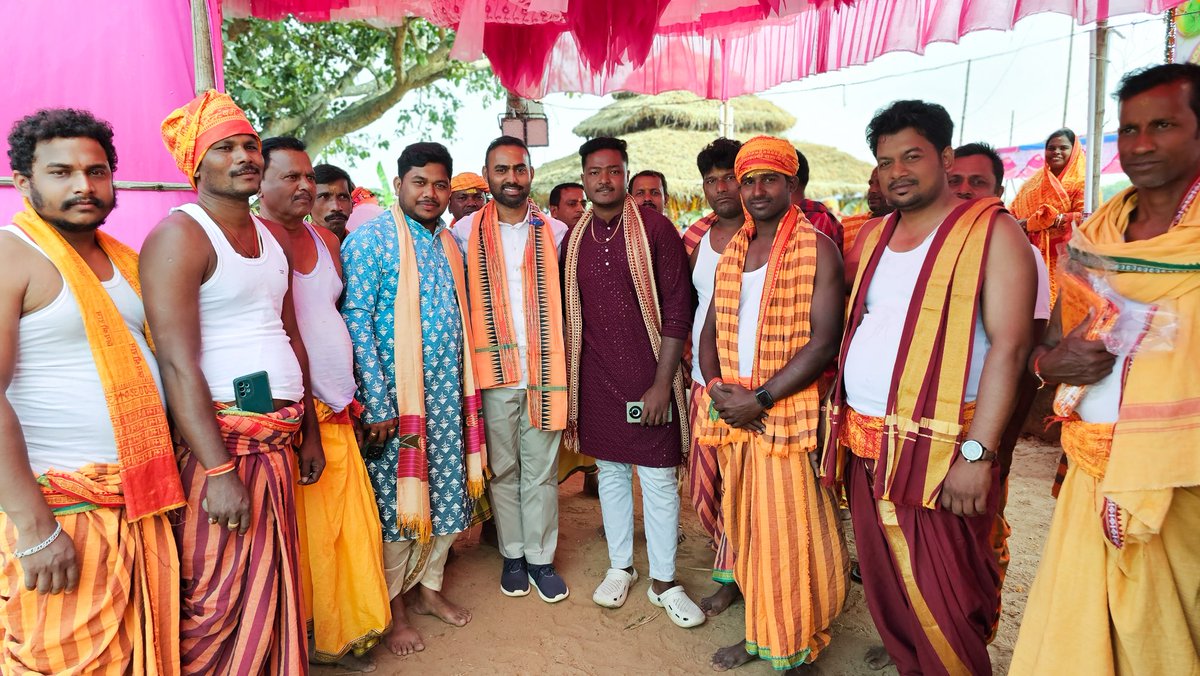 PritiranjanBJD's tweet photo. #ଓଁ_ନମଃ_ଶିବାୟ
ସୁକିନ୍ଦା ବ୍ଲକ ପିଙ୍ଗଲ ପଞ୍ଚାୟତ କଇଥା ଗାଁରେ ବାବା ଚନ୍ଦନେଶ୍ୱର ମହାଦେବଙ୍କ ମନ୍ଦିର ବାର୍ଷିକ ଉତ୍ସବରେ ଯୋଗ ଦେଇ ମହାଦେବଙ୍କ କୃପା ଲାଭ କରିବା ସହିତ ସମସ୍ତଙ୍କ ସୁଖ ସମୃଦ୍ଧି କାମନା କରିଛି।
#babachandaneswar #Pingal #Sukinda #shivatemple https://t.co/ouuO6TDquv