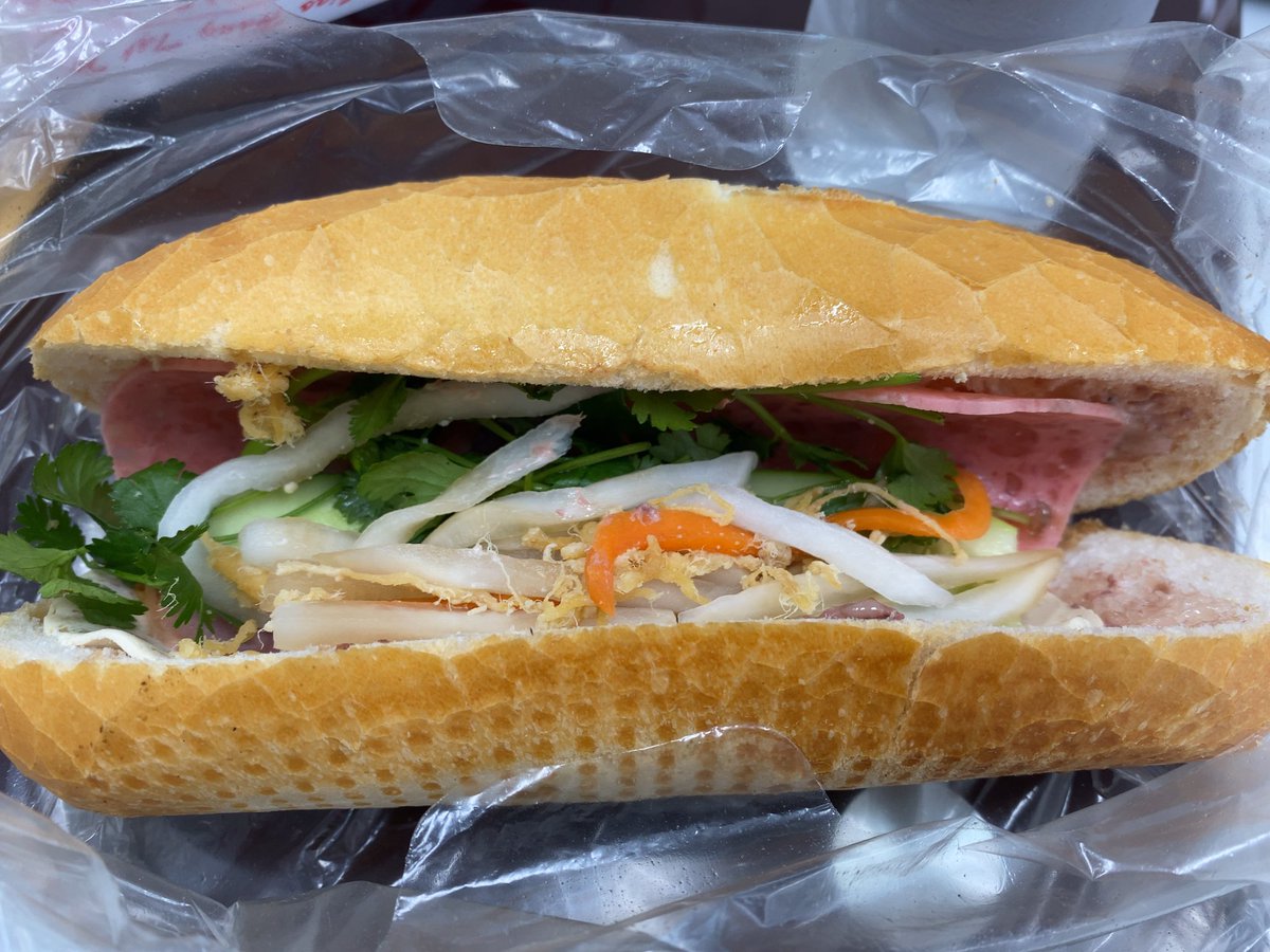suwa_2003's tweet photo. バインミー食べた
中がスカスカのフランスパンでベーコンとか卵とか色々挟んで食べるみたいパクチーが絶妙やった https://t.co/lUuubCYxUB