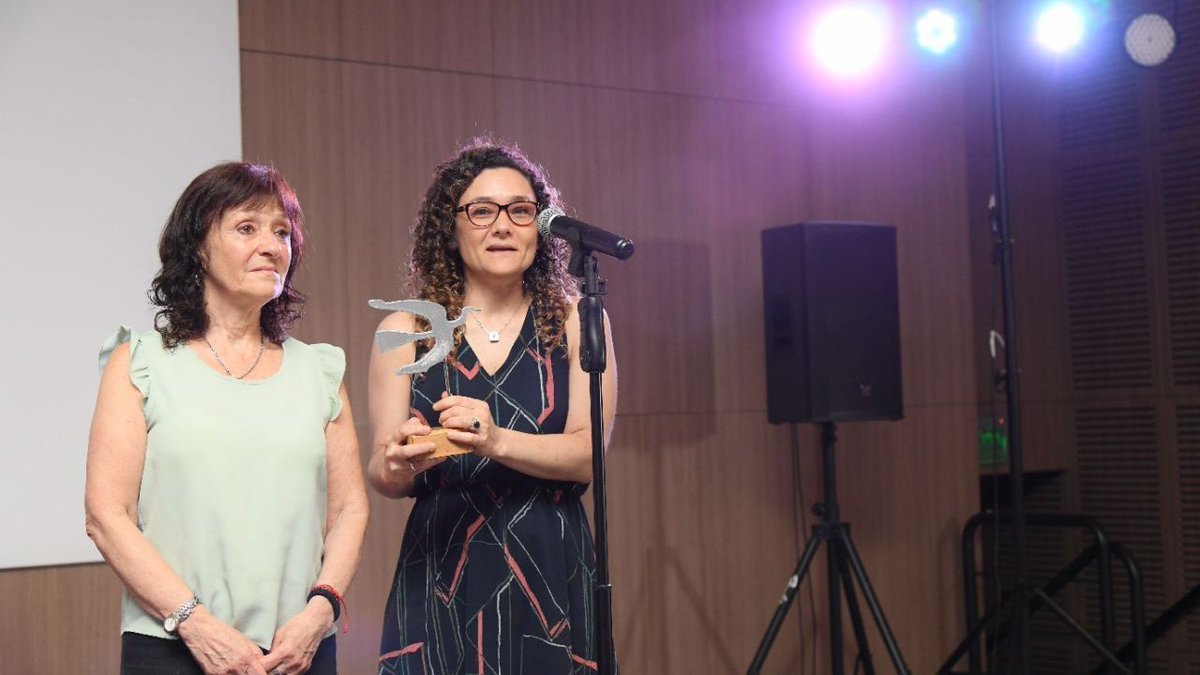 Melina Furman, #profesoraUdeSA fallecida en septiembre pasado, fue reconocida como la máxima referente en educación de habla hispana por su destacada trayectoria.
Conocé más sobre este premio, que fue recibido por su madre y su hermana &gt;&gt; ow.ly/jxVz50UfOPT