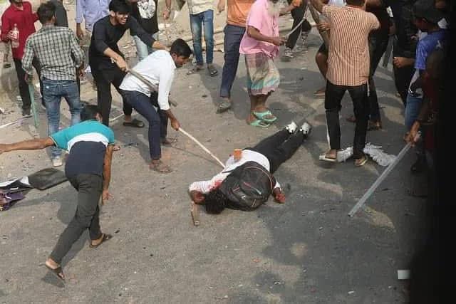 RealBababanaras's tweet photo. This is Bangladesh. Hindus were identified by checking their IDs and being killed by radical Islamists. Yes, they are not asking the caste. They don't care whether you are Yadav, Pandit, Kurmi , Tamil,Telugu,Kannada or Gen, SC, ST, OBC... They are killing if you are not a Muslim. https://t.co/dmrc00UtKz