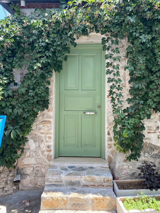 YarnellOverhead's tweet image. #StylingTip: First impressions matter! Add symmetry to your entryway by placing matching plants and decorations on both sides of your door. 

This elegant balance will turn heads and create a stylish and welcoming atmosphere.