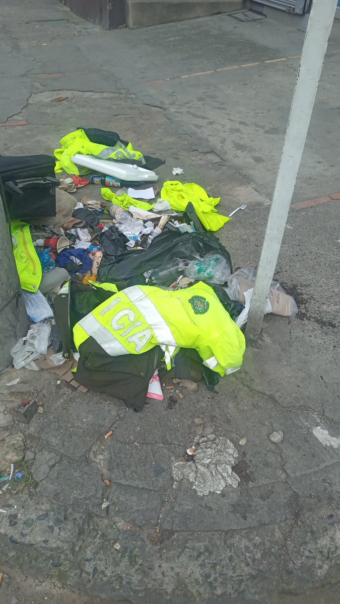 Juankk65's tweet photo. @ELTIEMPO  Hoy 26 de nov 9:45 am, esquina Calle 163A Cra 8 cerca a la Estación de Policía Usaquén (Calle 165 Cra 8C) https://t.co/iT8xEpnTkU