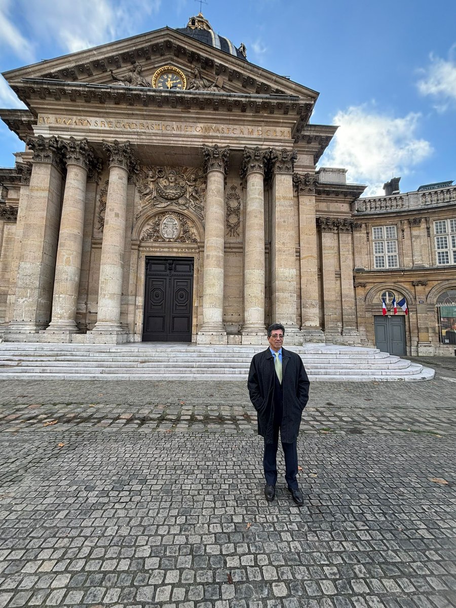 MartinGiurfa's tweet image. At the Institut de France, to receive the 2024 Medal-Prize in integrative biology of the French Academy of Sciences. Very thankful for this distinction and particularly thankful to my team as nothing would be possible without them.