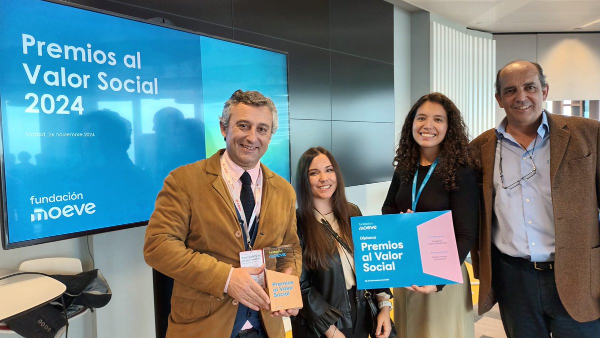 Solidarios_es's tweet photo. ¡Estamos felices de recibir el #PremiosAlValorSocial de Fundación Moeve @Cepsa ! 💙 
En esta edición, donde cumplen 20 años, nuestro proyecto para que las personas #mayores no vivan en #soledad consigue el premio por el programa #Convive, entregado por @adavimu 
¡Muchas gracias! https://t.co/AfHUGYf6AS