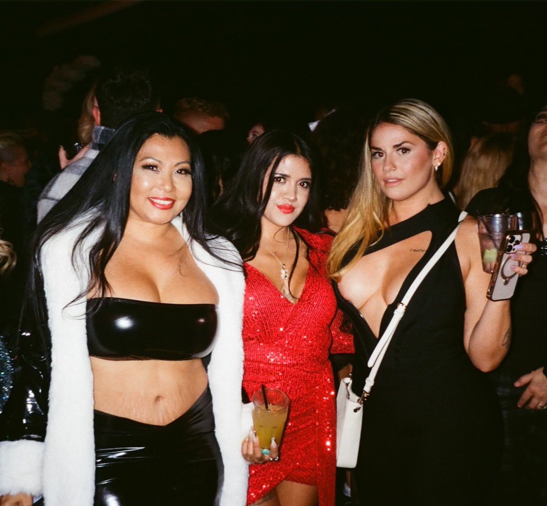 @FlightLifeMars3 takes the best pictures!!!  The beautiful women are @KrystalDavisXXX and @AliT__01 

@avnawards https://t.co/VIjpt8ioz6