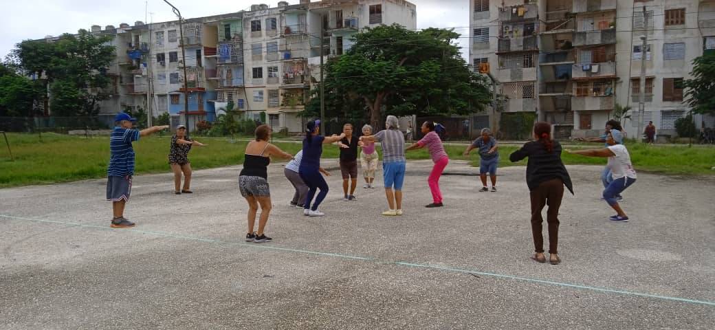 ProsaludHolguin's tweet photo. Por  el Día Mundial de la Diabetes Mellitus el círculo de abuelos de los CMF  21-22, Villa nueva 2,realizaron sus ejercicios y un conversatorio sobre  la importancia de hacer su tratamiento el cual incluye los ejercicios y  mantener estilos de vida saludables. https://t.co/GbDb3QJs3s