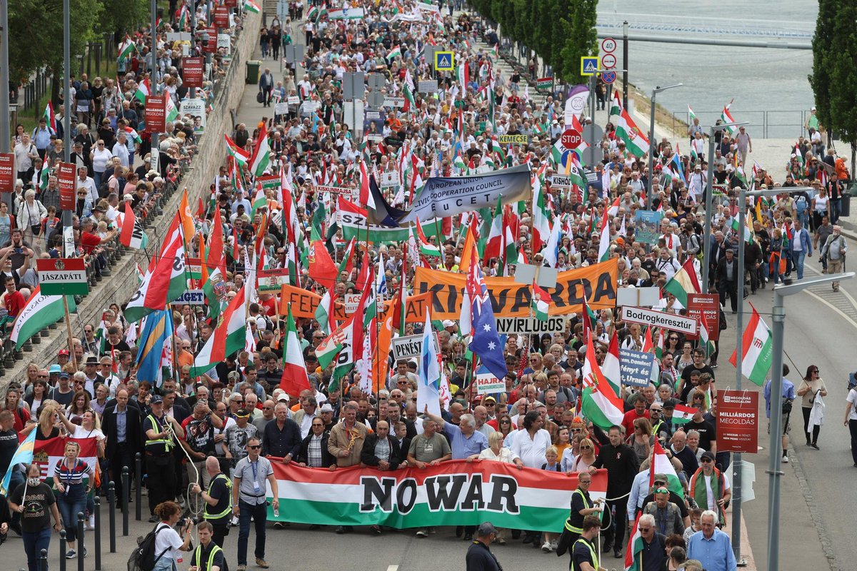 Leslie1899x's tweet photo. EUROPEAN PEOPLE!

ONLY HUNGARIANS TOOK TO THE STREETS TO PROTEST AGAINST THE WAR!
WHY DON'T THE REST OF EUROPEANS PROTEST AGAINST THE WAR?

IT IS ABOUT US, OUR CHILDREN AND GRANDCHILDREN!

WAKE UP EUROPE! https://t.co/AdtCeRx7lZ
