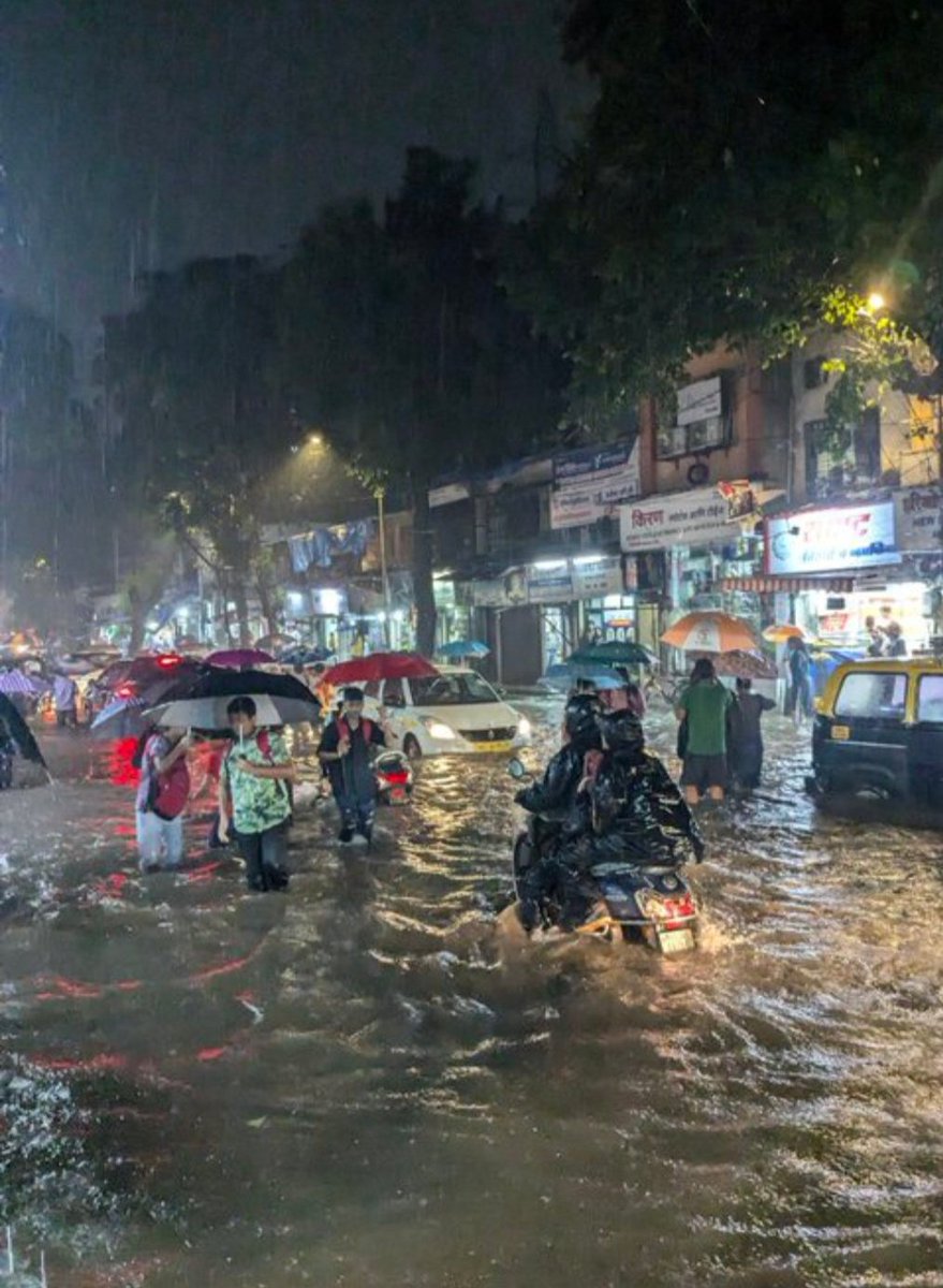 Mr_Shiva__01's tweet image. I pray to God to keep everyone safe🙏

life is not easy 💔
Poverty eclipses life. 😭
#rain #royapettah #chennai #ChennaiRains #heavyrain

#HeavyRain

#SobhitaDhulipala