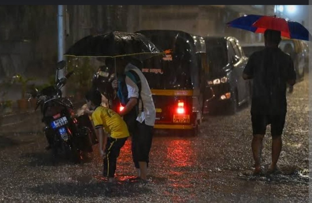Mr_Shiva__01's tweet image. I pray to God to keep everyone safe🙏

life is not easy 💔
Poverty eclipses life. 😭
#rain #royapettah #chennai #ChennaiRains #heavyrain

#HeavyRain

#SobhitaDhulipala