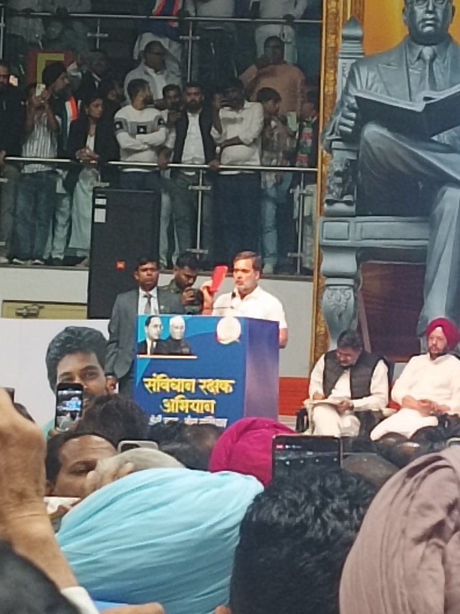 Vishnu bhadouriya (@vishnuthakur98) on Twitter photo पंडित <a href="/RahulGandhi/">Rahul Gandhi</a> बोल रहे हैं,
संविधान एक किताब नहीं है,
ये भारत की हजारों साल की सोच है, पंडित <a href="/RahulGandhi/">Rahul Gandhi</a> बोल रहे हैं,
संविधान एक किताब नहीं है,
ये भारत की हजारों साल की सोच है,