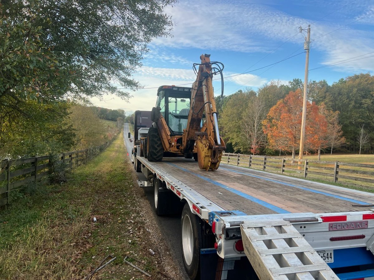 stt_lg's tweet image. Check out this Case 590 SM backhoe that we transported from Calhoun, GA to La Marque, TX! Smooth journey with perfect weather🌤️ #Logistics #HeavyHauling #STTLogisticsGroup #OnTimeDelivery