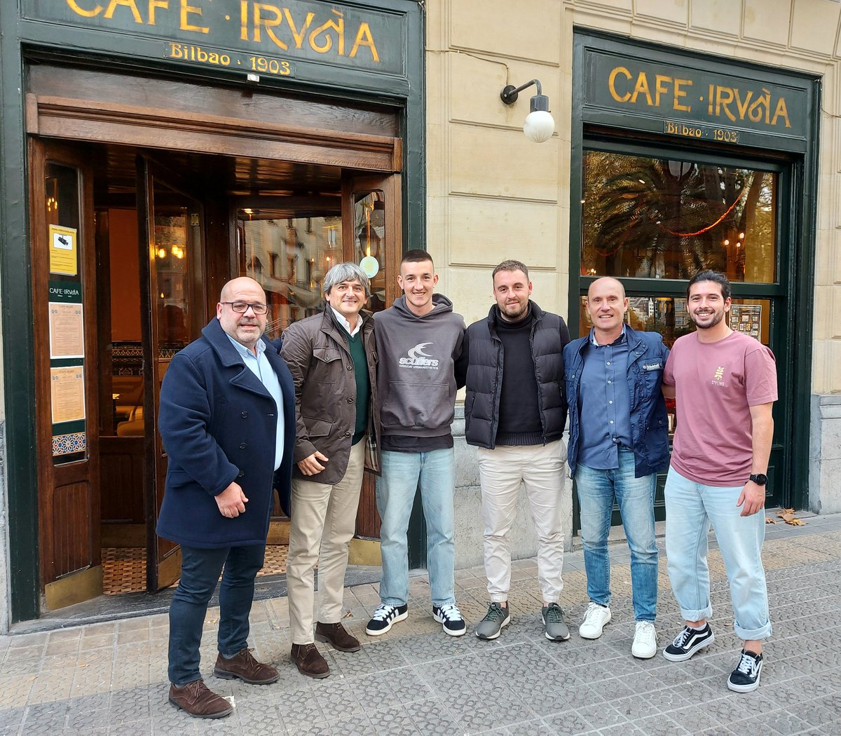 Rato muy espectacular en la tertulia de <a href="/OndaVascaKirol/">Onda Vasca Deportes Bizkaia</a> con <a href="/unaiperez__/">Unai Perez</a> , portero del <a href="/BarakaldoCF/">Barakaldo C.F.</a> , Jon Castrillo, míster de la <a href="/SDLEIOAoficial/">S.D. Leioa</a> y mis compañeros <a href="/SoletoFelix/">Felix Soleto Hernand</a> , <a href="/imanolvilella/">Imanol Vilella</a> y <a href="/monjeondavasca/">Jose Manuel Monje</a> . Bonitos recuerdos de tantos momentos vividos con <a href="/CanteraDeportiv/">Cantera Deportiva</a> .