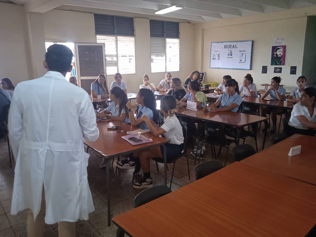 ProsaludHolguin's tweet photo. El día mundial sin Alcohol fue el momento oportuno para en el cierre del ejercicio estratégico para el fortalecimiento de las acciones que contribuyan a prevenir la prostitución,el alcohol y otras drogas en los adolescentes del IPU  Antonio López de Moa.
#prosaludholguin https://t.co/xYppNccPaO