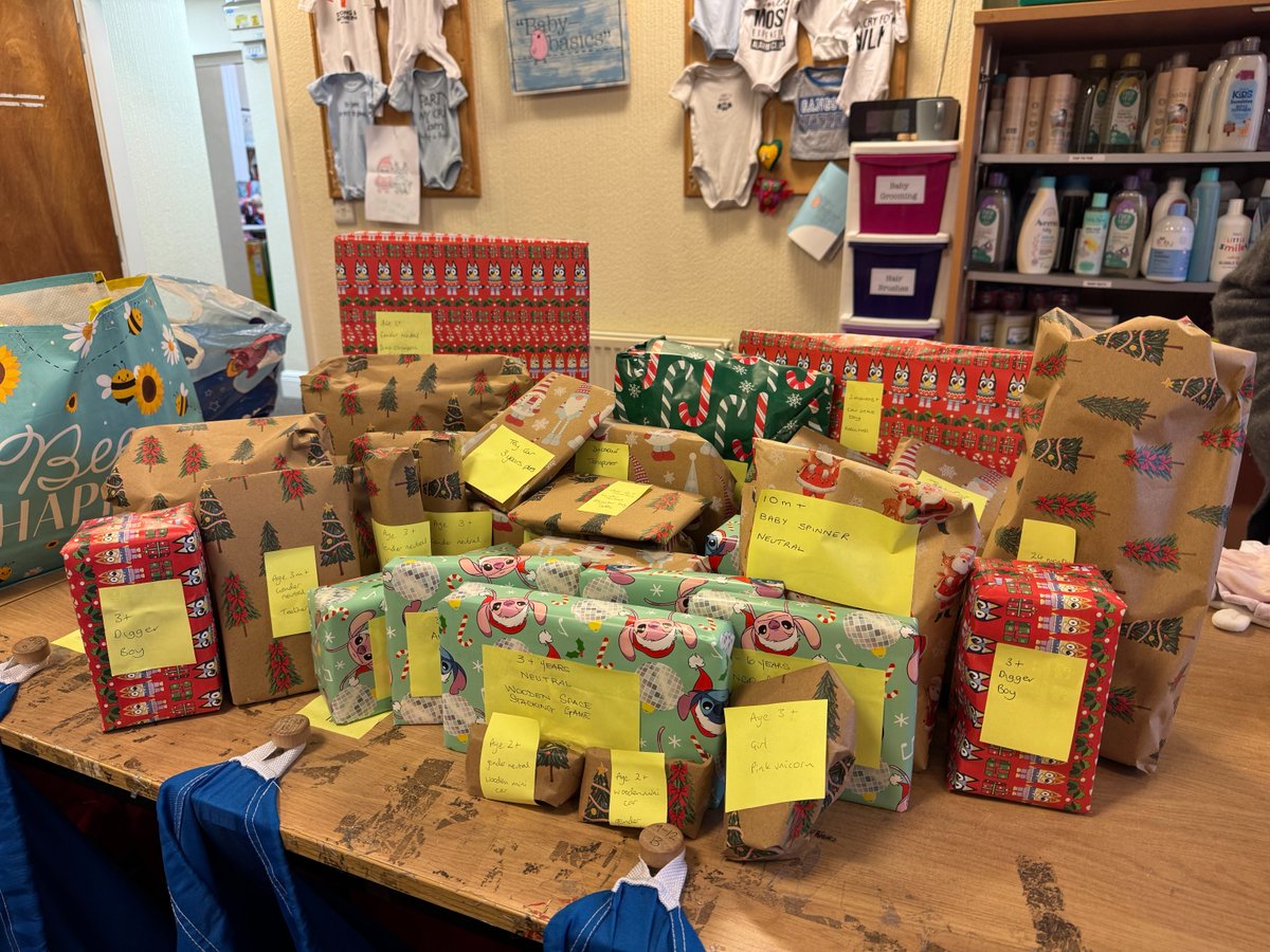 We have reached an amazing 460 Christmas presents so far! With special thanks to all who brought gifts to us yesterday including an amazing collection from St Andrews Psalter Lane. Can we reach 500 by next week and see Bertie place the last decoration? 🎄🎁