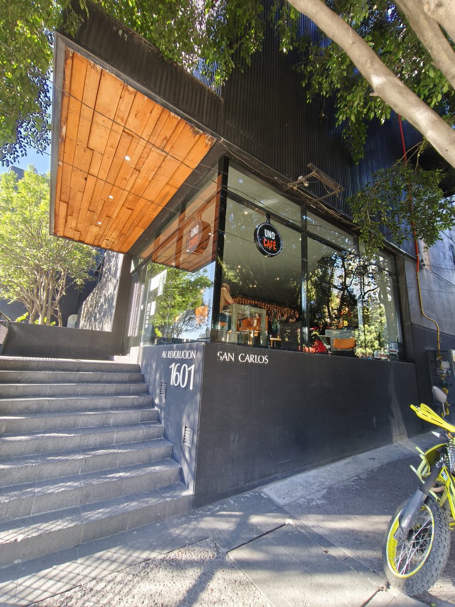 darisd's tweet photo. Buen día @AlcaldiaAO  @LaSEMOVI ¿cuando será que se pongan a trabajar e implementar como se debe la normatividad referente a movilidad de la ciudad? Todos los días, usuarios de @GoFitnessMx invaden paso peatonal y banqueta. Esto en calle San Carlos esquina Av. Revolución. https://t.co/6oHFYNU5d7