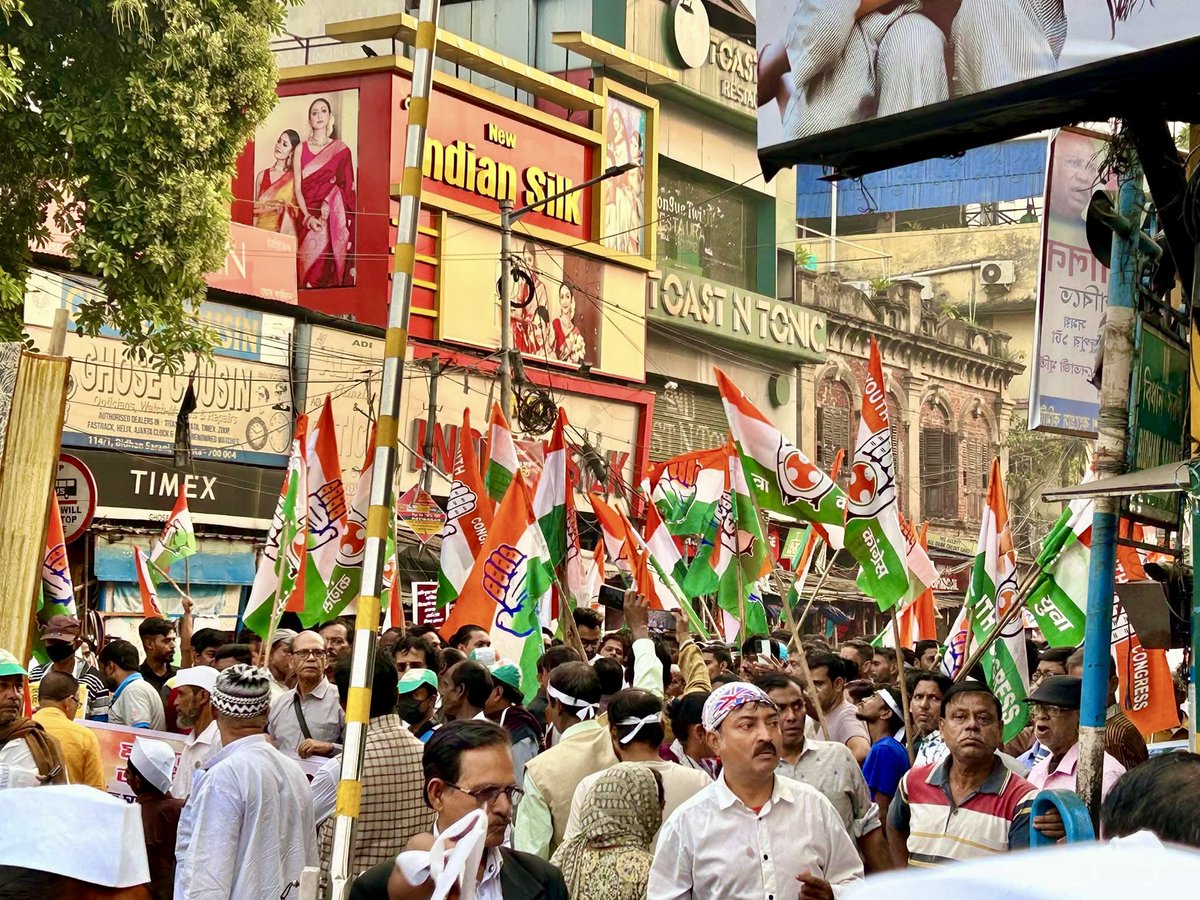 mitachakraborti's tweet image. 26/11/2024 : সংবিধান দিবস উপলক্ষে আজ পশ্চিমবঙ্গ প্রদেশ কংগ্রেসের পক্ষ থেকে কলেজ স্কোয়ার থেকে শ্যামবাজার পর্যন্ত সাংবিধানিক অধিকার রক্ষার পদযাত্রা সংগঠিত হলো।

#SambidhanDiwas #ConstitutionDay #SaveConstitutionSaveIndia