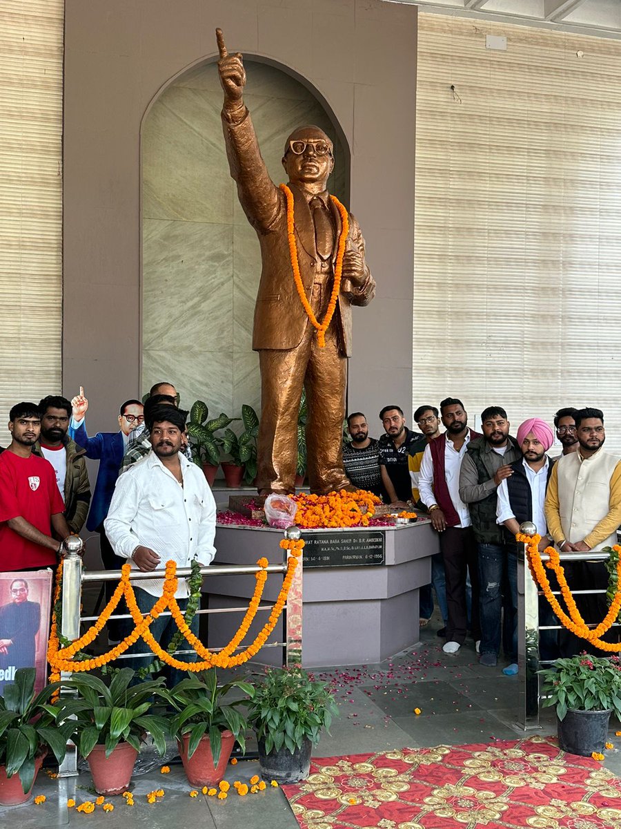 IYC's tweet photo. 📍 Chandigarh 

देश भर में IYC कार्यकर्ता संविधान की रक्षा का संकल्प लेते हुए "संविधान के सैनिक" बनकर संविधान दिवस मना रहे हैं! हम भारत के संवैधानिक मूल्यों की रक्षा करने के लिए हमारे नेता राहुल गांधी जी के साथ एकजुट हैं।
#SamvidhanKeSipahi 🇮🇳 https://t.co/hgikqwImjB