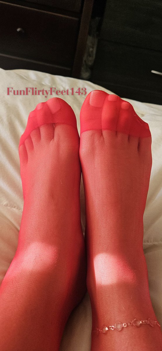 funflirtyfeet's tweet photo. #nylons #rednylons #feet #feetfinder #feetworshi̇p #feetpics #whitetoenails #feetart #feetposes https://t.co/uOLnHwrCxX