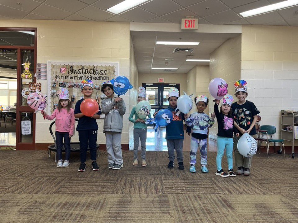 missfreeman25's tweet photo. Coming to you live from Room 5…Balloons over Broadway 🎈🎈 https://t.co/riVQ1QzEca