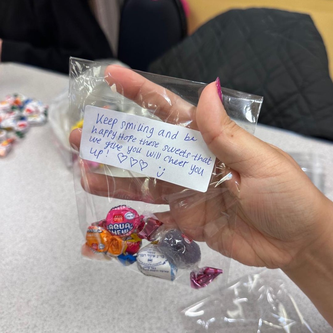 spreadasmileuk's tweet image. “Mitzvah Day is a special day in the Jewish calendar which sees people spending time together to do something good for others. Thank you to everyone from @LangdonCharity who bought &amp;amp; helped wrap gifts for our Smile Hampers. You're all amazing!" ❤️ Lucy Jackson, Spread a Smile CEO