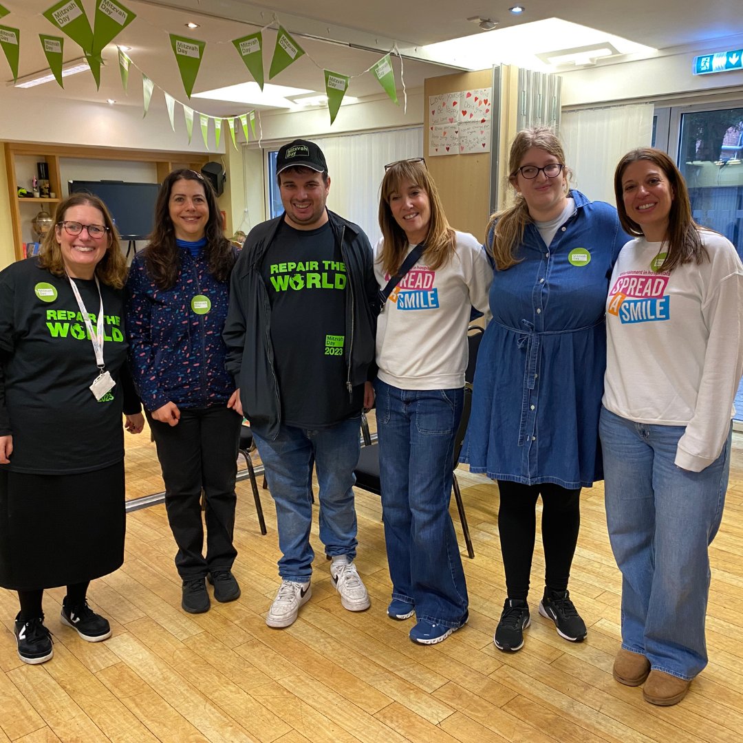 spreadasmileuk's tweet image. “Mitzvah Day is a special day in the Jewish calendar which sees people spending time together to do something good for others. Thank you to everyone from @LangdonCharity who bought &amp;amp; helped wrap gifts for our Smile Hampers. You're all amazing!" ❤️ Lucy Jackson, Spread a Smile CEO