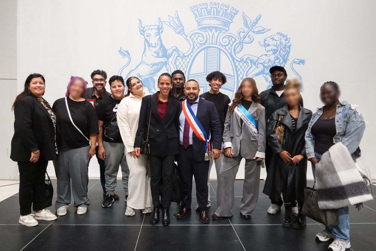 Nos stagiaires ont pu assister à l’accueil du nouveau Conseil Municipal des Jeunes de Marseille à l’Hôtel de Ville. ✨
Un moment fort où 32 jeunes ont reçu leurs écharpes de Monsieur le Maire, <a href="/BenoitPayan/">Benoît Payan</a>, et de l’Adjoint au Maire en charge de la jeunesse, <a href="/HediRamdane/">Hedi RAMDANE</a>  🙌