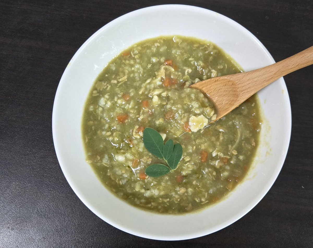ama93moringa's tweet photo. 有機玄米と熊本県産モリンガの雑炊
たっぷり200gの満足感で104cal
(とりは124cal)
レトルトパウチで災害備蓄品にも
(保存料不使用のため18ヶ月)
見た目緑色だけど意外と美味しい
モリンガ雑炊“野菜” と “とり”
召し上がれ＼(^o^)／ https://t.co/n8pM1ni6Nx
