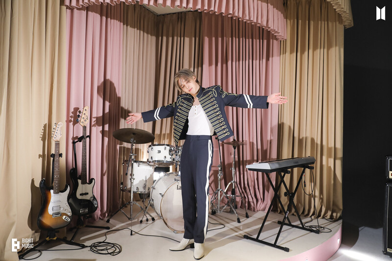 charts_k's tweet photo. Jimin's 'Who' has now spent 18 weeks on Billboard Hot 100, at #45 this week!  

'Muse' also spends an 18th week on Billboard 200 at #158 and Artist 100 for a 28th week at #95! https://t.co/oTZWE8JLMx