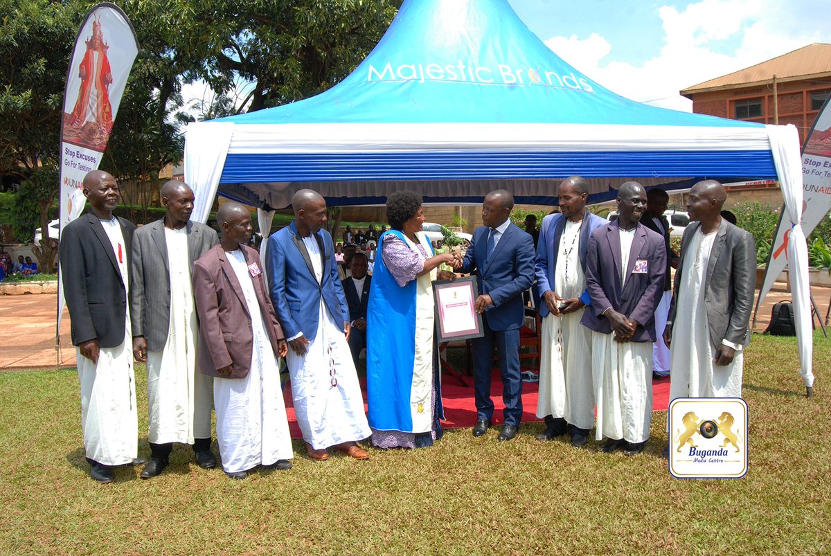 BugandaKingdom_'s tweet image. Oluwummula Lutuuse, Abaana Mubakuume Butiribiri - Minisita Serwanga 
Minisita w'Abavubuka, Emizannyo n'Ebitone Owek. Robert Serwanga Ssaalongo y'atikudde oluwalo leero okuva mu Bannabulemeezi, Bannassingo ne Bannabuddu abakiise Embuga n'ensimbi ezisobye mu bukadde 46.
Owek.…