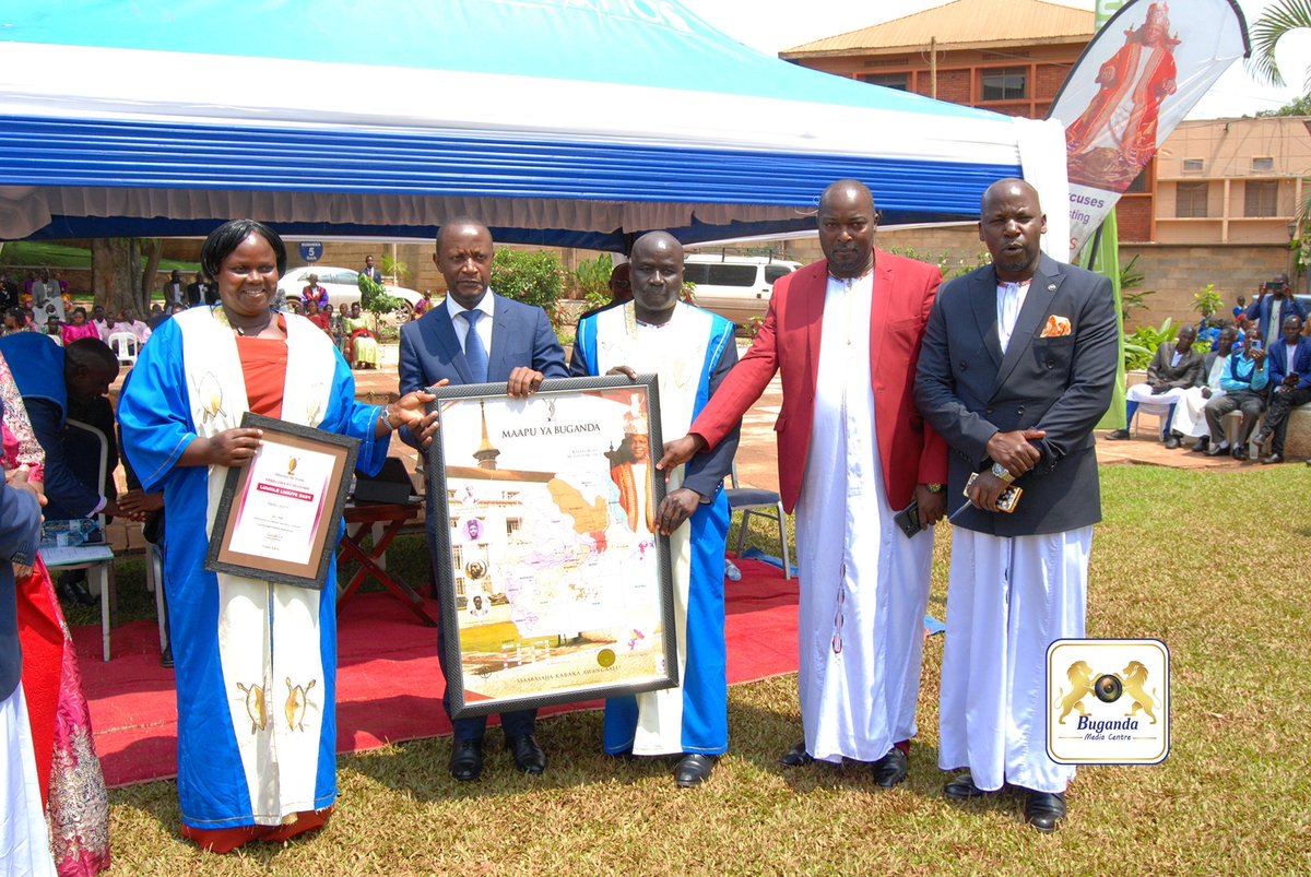 BugandaKingdom_'s tweet image. Oluwummula Lutuuse, Abaana Mubakuume Butiribiri - Minisita Serwanga 
Minisita w'Abavubuka, Emizannyo n'Ebitone Owek. Robert Serwanga Ssaalongo y'atikudde oluwalo leero okuva mu Bannabulemeezi, Bannassingo ne Bannabuddu abakiise Embuga n'ensimbi ezisobye mu bukadde 46.
Owek.…