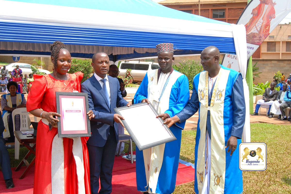 BugandaKingdom_'s tweet image. Oluwummula Lutuuse, Abaana Mubakuume Butiribiri - Minisita Serwanga 
Minisita w'Abavubuka, Emizannyo n'Ebitone Owek. Robert Serwanga Ssaalongo y'atikudde oluwalo leero okuva mu Bannabulemeezi, Bannassingo ne Bannabuddu abakiise Embuga n'ensimbi ezisobye mu bukadde 46.
Owek.…