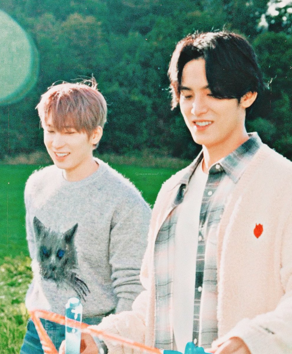 minwoncard's tweet photo. dear universe, never separate them https://t.co/PQbiIoaPme