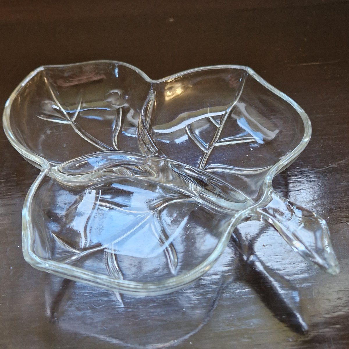 nacollectables's tweet image. Plain glass but a lovely leaf design to this three compartment serving dish.
@EverRotating #vintageshowandsell #ChristmasGiftIdeas #servingdish #leafdesign #glassware #vintagehome #vintagestyle #homedecor #retrohome #retrostyle #horsdouvres