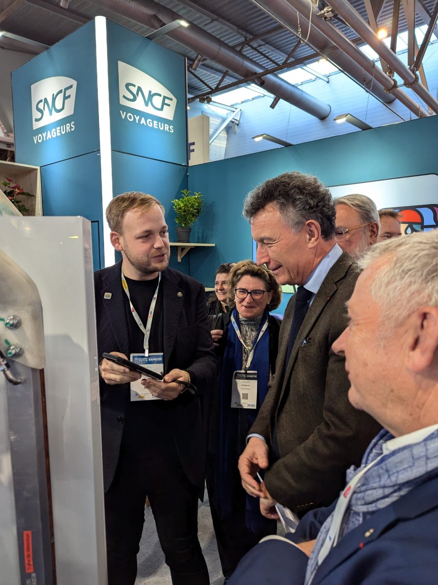 Fière d’avoir présenté le savoir-faire et l’engagement des agents <a href="/SNCFVoyageurs/">SNCF Voyageurs</a> à <a href="/Franck_LEROY_/">Franck LEROY</a> sur notre stand à l’occasion du #BE50 de Mulhouse. 
L’IA à l’honneur au service de l’accessibilité des personnes en situation de handicap visuel (projet GUIDE) et de l’amélioration