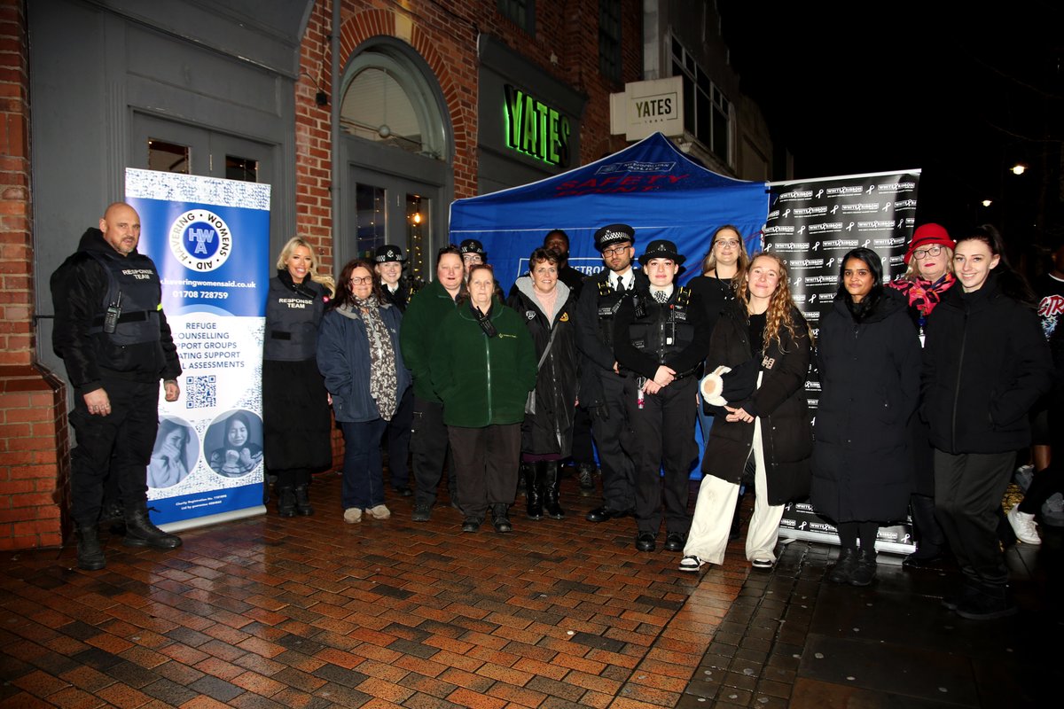 MPSHavering's tweet image. Saturday night saw the launch of our new Safety Hub for women on South Street with @Romford_BID @LBofHavering together with Night Marshalls, Trident Medical and Havering's Women Aid

We were able to provide advice on staying safe &amp;amp; discuss domestic abuse.

#16DaysOfAction 
#VAWG