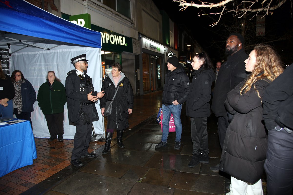 MPSHavering's tweet image. Saturday night saw the launch of our new Safety Hub for women on South Street with @Romford_BID @LBofHavering together with Night Marshalls, Trident Medical and Havering's Women Aid

We were able to provide advice on staying safe &amp;amp; discuss domestic abuse.

#16DaysOfAction 
#VAWG
