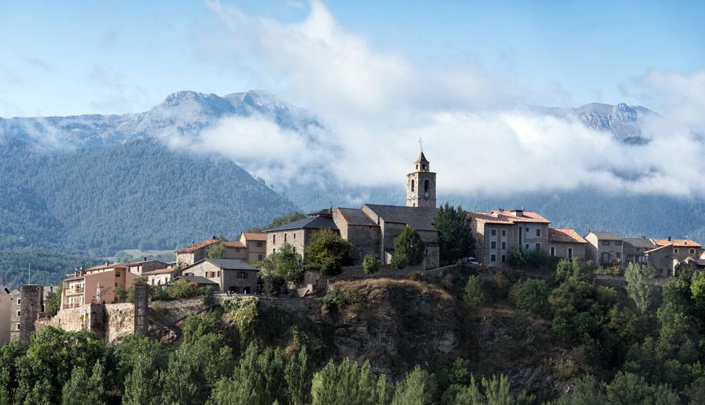 La construcció de nous habitatges sense una regulació al darrere no té cap garantia de baixada del preu dels lloguers 🏗️📉

🔍 El cas de la Cerdanya, amb una construcció desbocada, on els lloguers no paren de pujar [FIL]