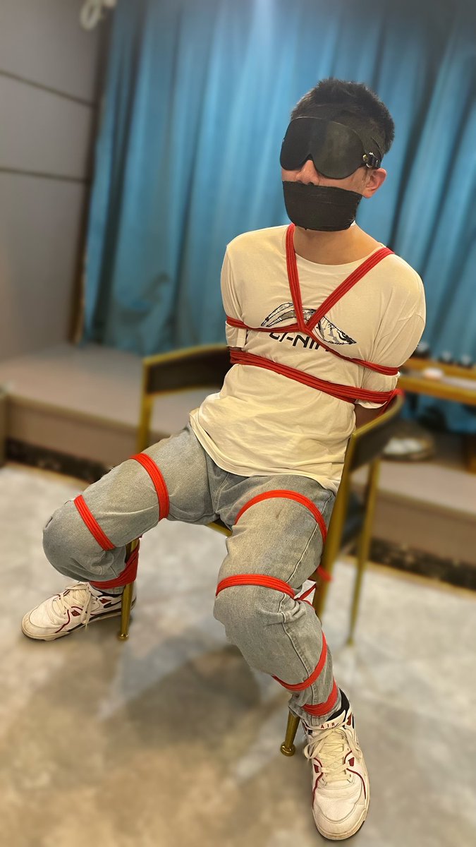 好久没更新了（宽松的衣服真的不适合绑起来）
绑匪<a href="/u88809666/">夢缚</a>