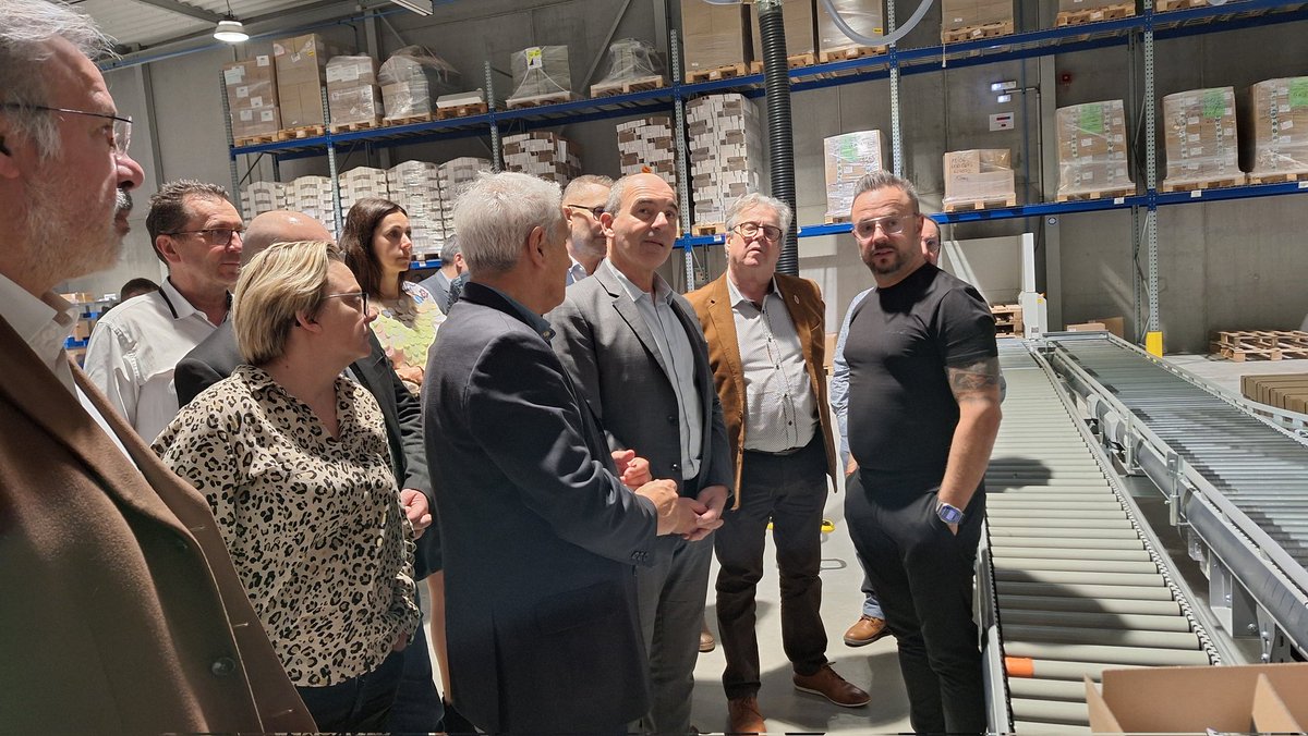 LesBuralistes's tweet photo. De la chaîne du traitement de la #nicotine et des saveurs jusqu'à la zone de livraison en passant par le laboratoire de chimie, Alfaliquid produit plus de 150 références  sur une amplitude horaire large https://t.co/SgQRzyarFg