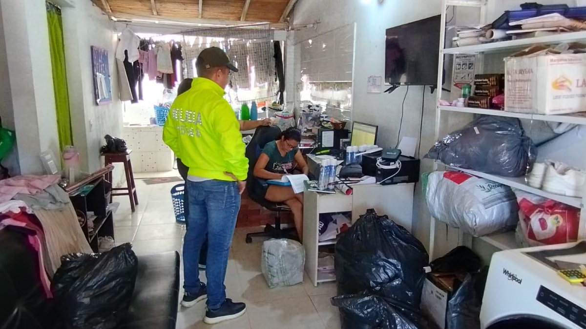 PoliciaGuainia's tweet photo. El Gestor del #FrenteDeSeguridadEmpresarial de la @DIJINPolicia, realizó  jornada de sensibilización en el municipio de #Inirida, en sector comercial, con el objetivo de reducir indices de extorsión y hurto en todas sus modalidades.

#TrinomioDeLaSeguridad 
#DiosYPatria https://t.co/ioEeqWPhNT