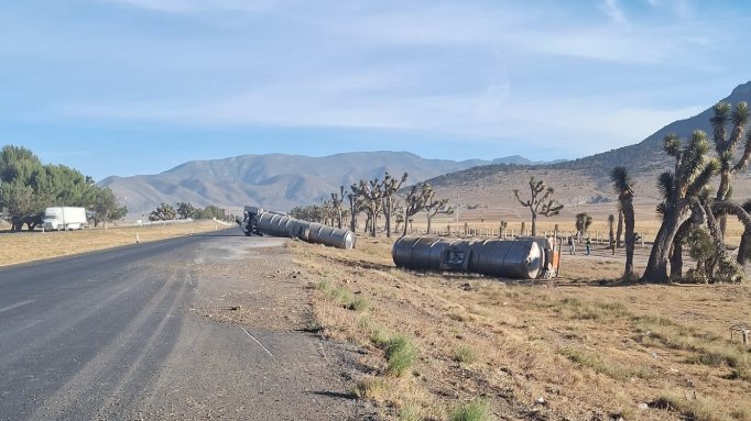 #PrecauciónVial en #Coahuila continúa cierre de circulación por accidente, cerca del km 216+150 autopista (2152) Puerto México-Ojo Caliente, dirección Monterrey. Atienda indicación vial.