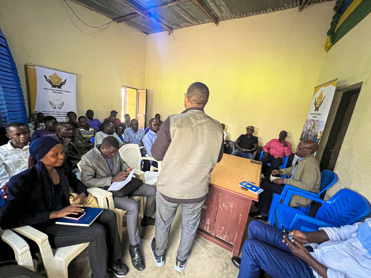 HelpingHeartFam's tweet photo. Today's visit to Nyarutarama Cell during Inteko y' Abaturage focused on raising GBV awareness and sharing prevention and reporting mechanisms. It highlighted the community's motivation to stop GBV.
#RwanyaIhohotera #16DaysOfActivism2024 #Givebackrwanda https://t.co/ZMMbz5OHf5