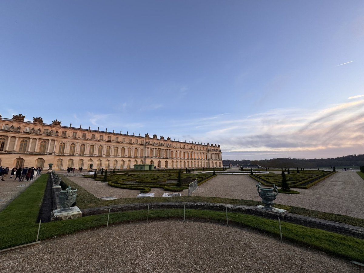 brooksy767's tweet photo. @spann sunset at the palace of Versailles https://t.co/mJedGE75SQ